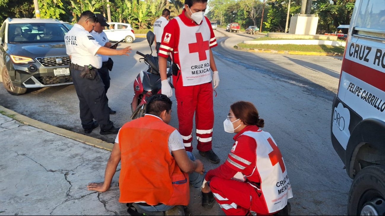 Paramédicos de la Cruz Roja llegaron al lugar del incidente para atender al lesionado