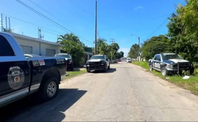 Patrullas yacen en las calles de Chetumal sin aparente dueño.