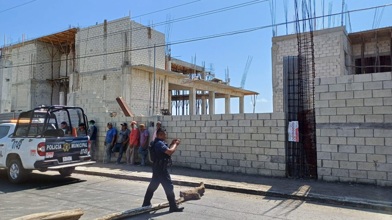 Por tercera vez suspenden obra en Atasta y albañiles responden con bloqueo carretero   