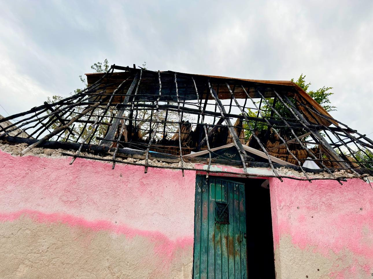 Alcalde de Kinchil retira  ayuda a una abuelita que  se quedó sin vivienda tras un incendio