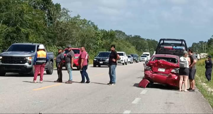 Camión de pasajeros provoca accidente carretero en Chetumal