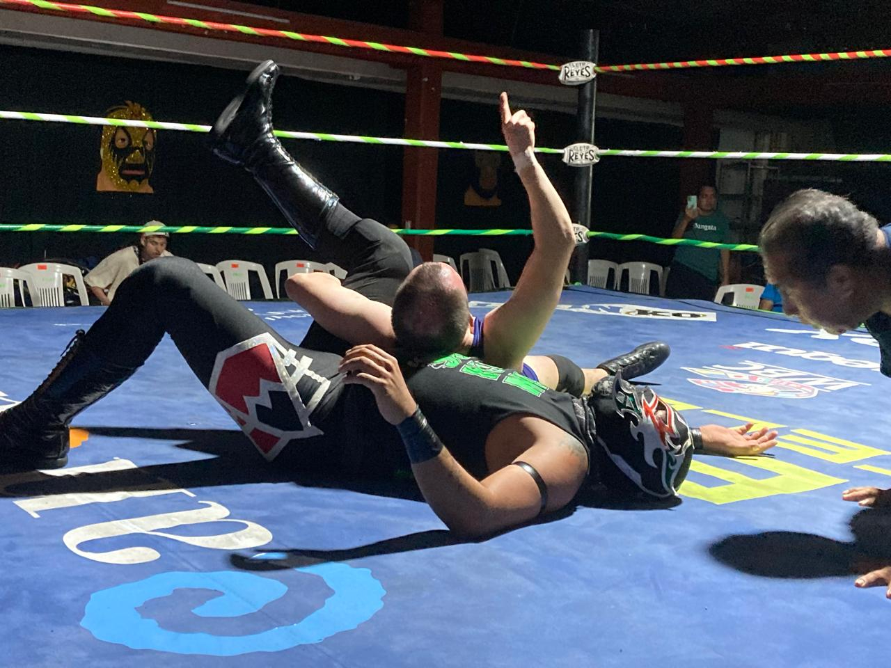 Barret venció a Ángelus y con ayuda de su compañero logró sacar a sus rivales del ring