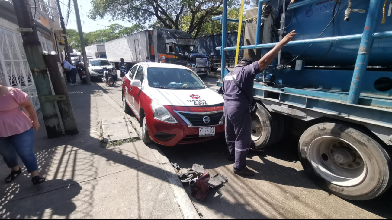 Golpes y zafarrancho en choque de tráiler y taxi en Ciudad del Carmen