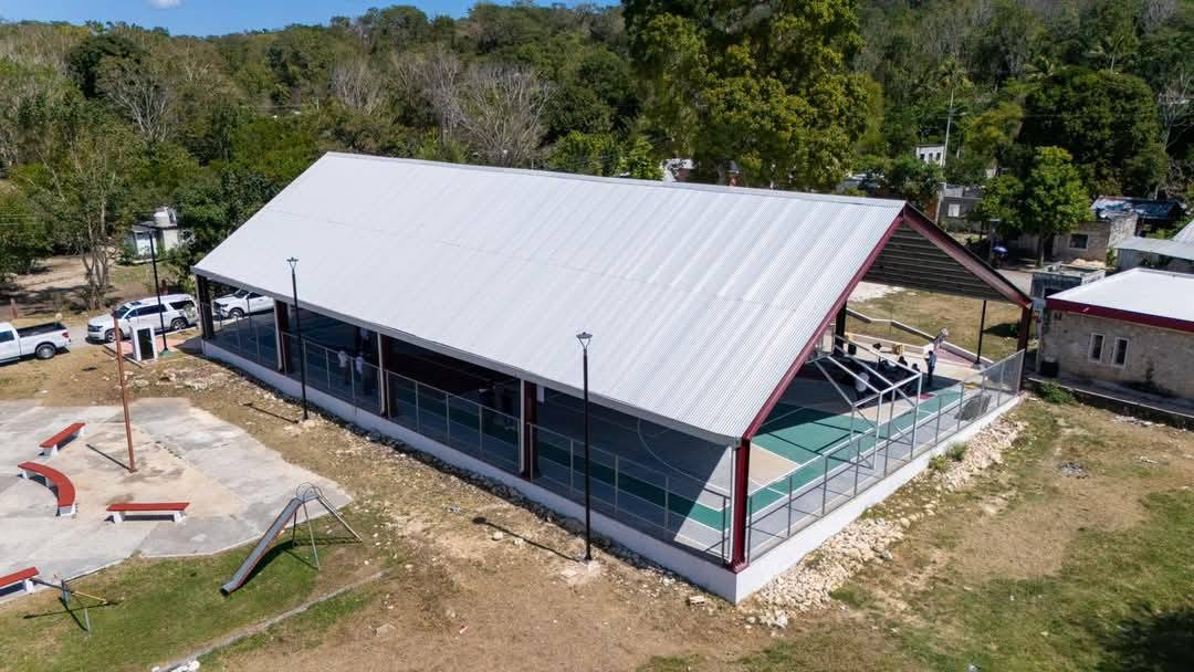 En Champotón, se inauguró la techumbre de la cancha y la malla perimetral del campo de fútbol en el Parque Infonavit, con un presupuesto de 5.4 millones de pesos