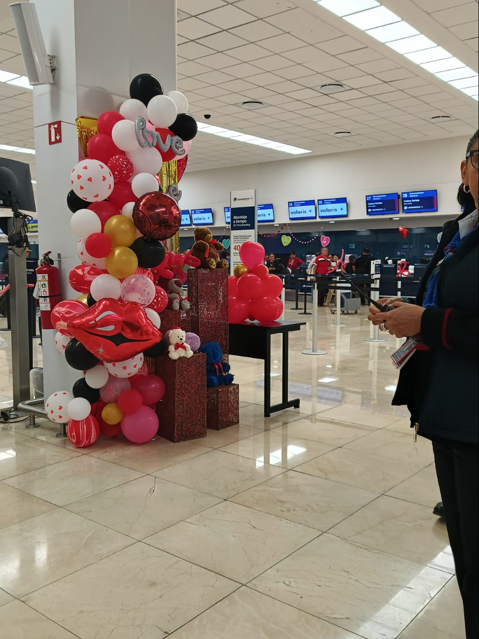 Las decoraciones fueron colocadas en el aeropuerto de Mérida