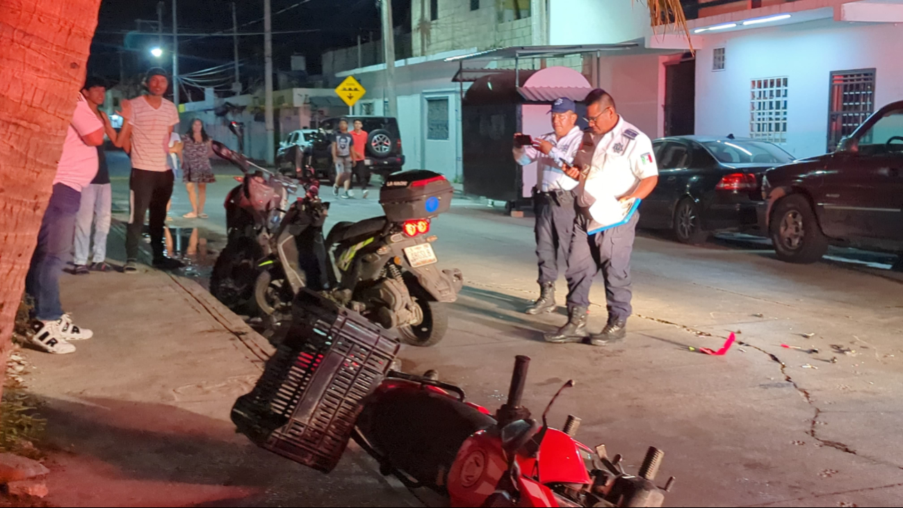 Se agarran a golpes en choque de motos.