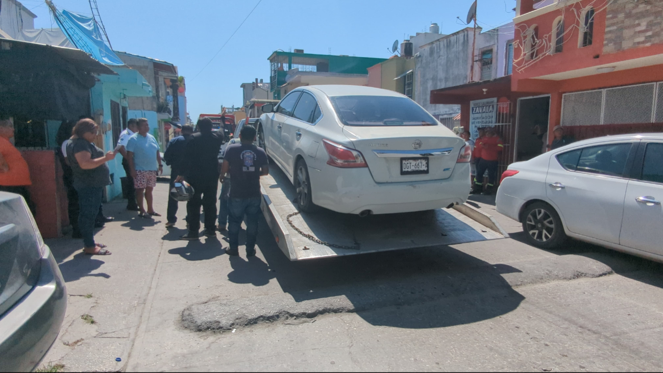 Tres hombres, dos motocicletas y un automóvil fueron asegurados por tirar escombro en Villas de Santa Ana