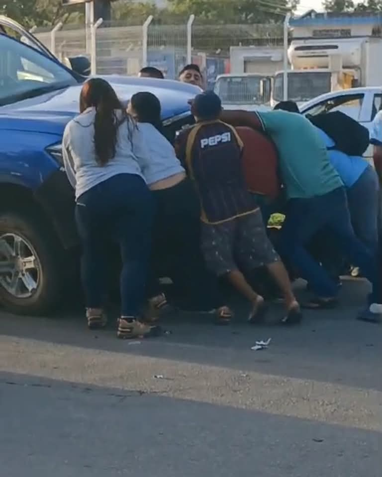 Rescatan a  motociclista tras quedar prensado debajo de una camioneta en  Chetumal