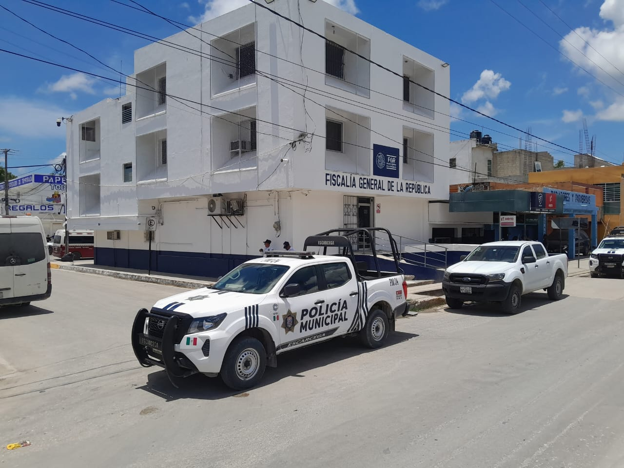 Dos hombres fueron detenidos por portación de un arma de fuego calibre 9 milímetros en la carretera federal Escárcega-Chetumal