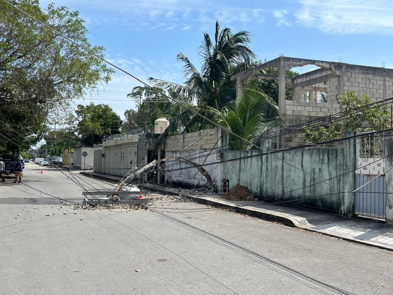 En la calle no solo es el único poste en mal estado, en otras partes de la colonia se han reportado otros más