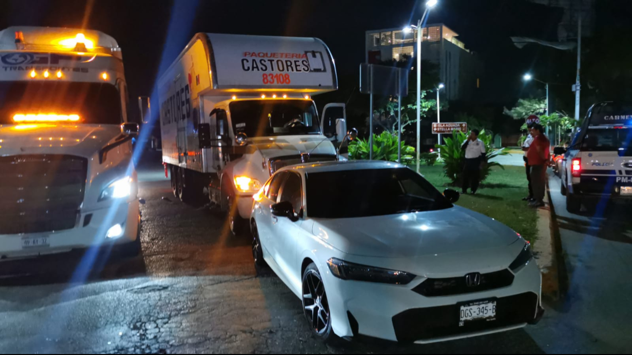 Choque en Ciudad del Carmen deja Camión pesado y coche atravesados en la calle