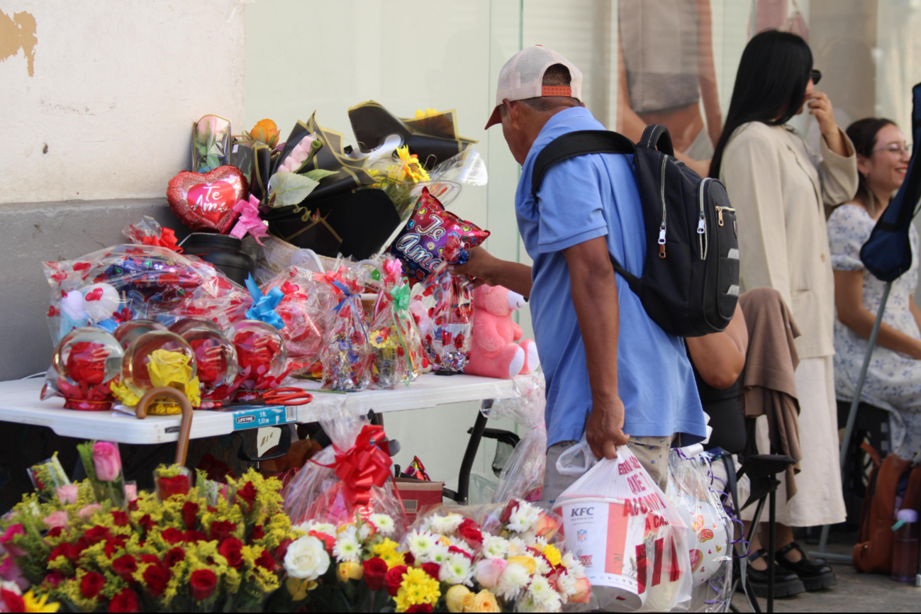 14 de febrero: El centro de Mérida se llena de flores, peluches y globos, esto cuestan algunos productos   