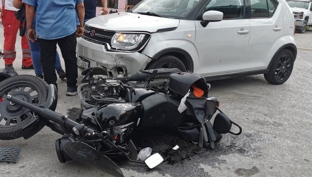 Pareja en motocicleta impacta un automóvil al pasarse el alto en Santa Rosalía