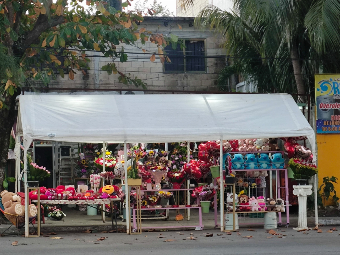 Regalos más vendidos en los mercados incluyen tazas con chocolates, lapiceros con figuras de corazón y peluches