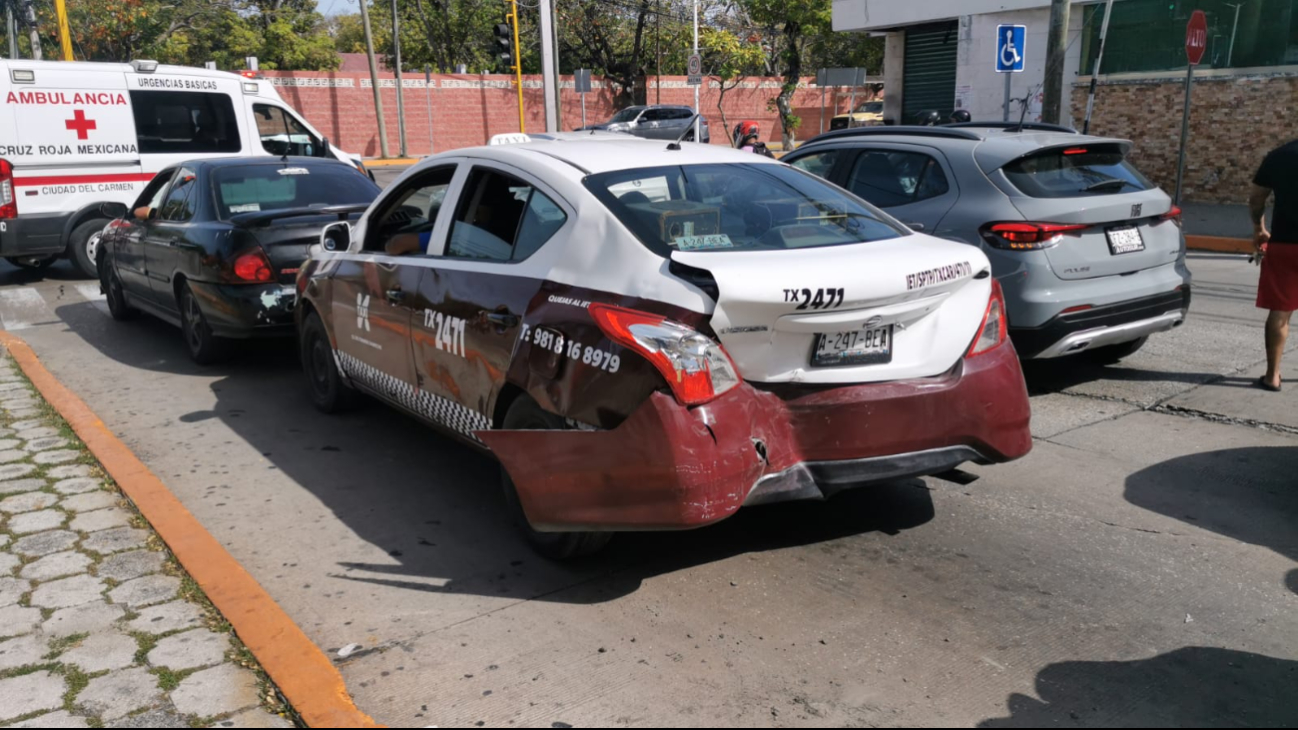 Taxista se queda dormido y causa carambola en Ciudad del Carmen