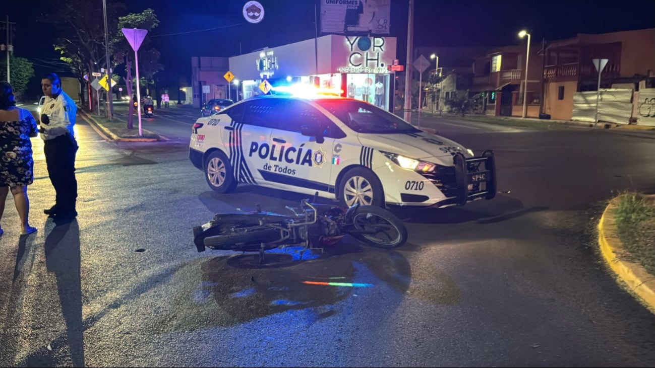 Falta de precaución genera choque  de moto y camioneta en Campeche; no hay lesionados