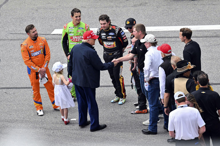 Trump saludando a los pilotos de Nascar