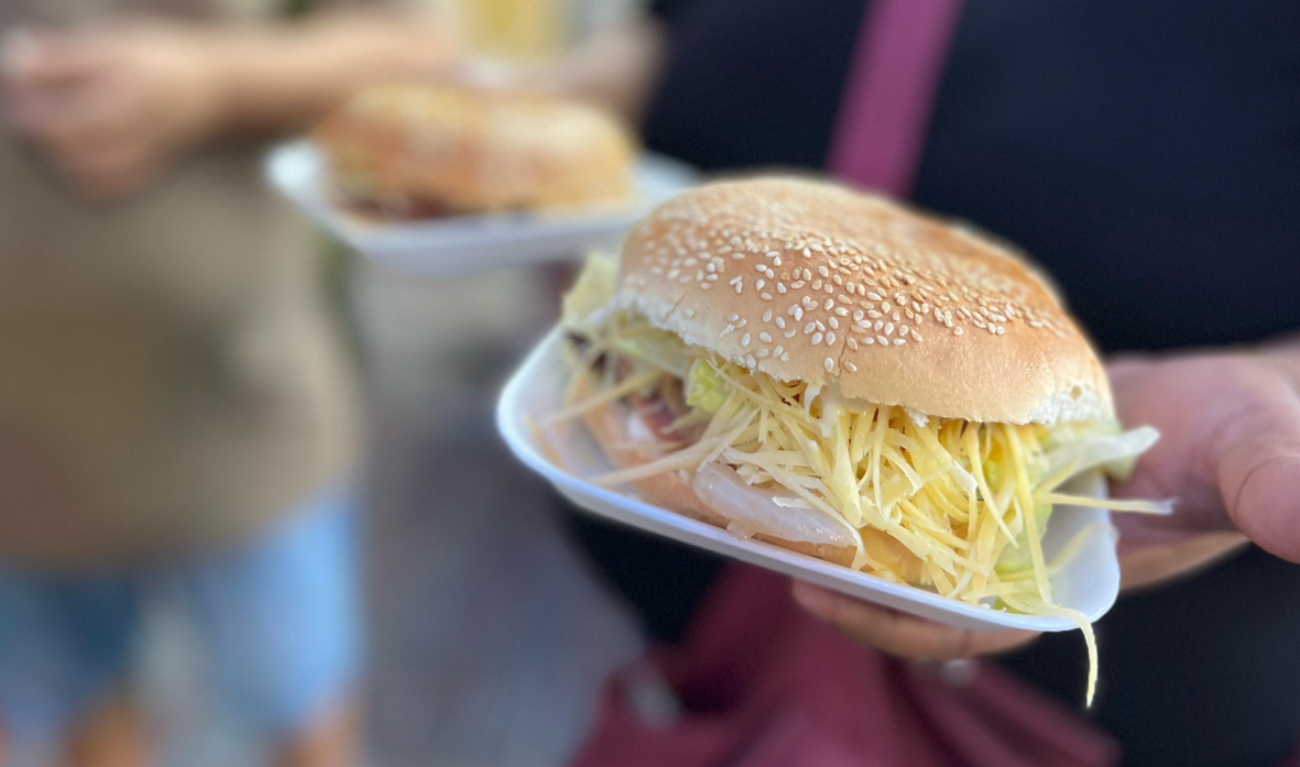 Durante el evento se vendió una amplia variedad de alimentos, que tenían como ingrediente principal el queso de bola