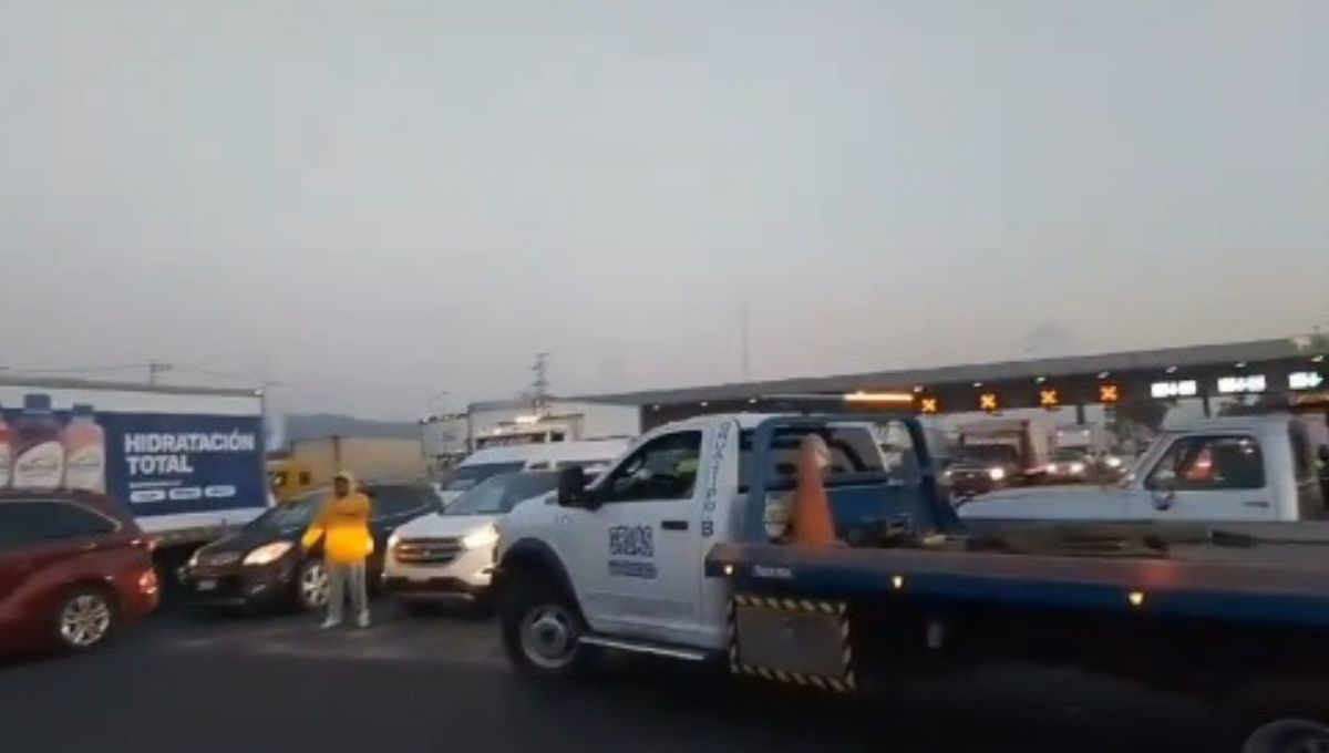 En la caseta de Tepotzotlán, de la autopista México-Querétaro, los transportistas han iniciado el bloqueo para denunciar abusos