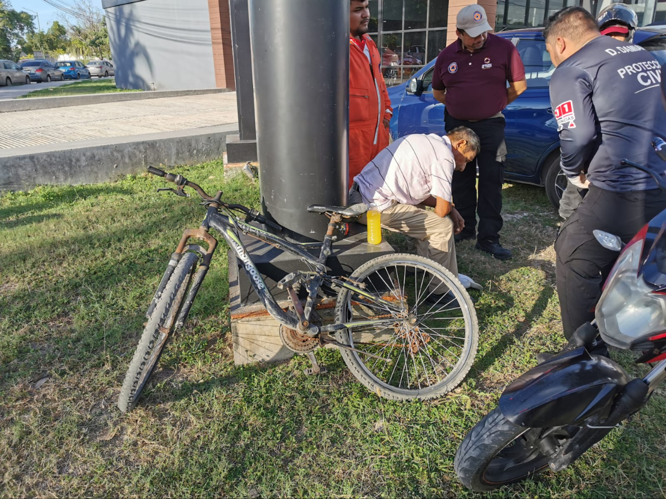 Adulto mayor es atropellado en su bicicleta  por un motorista en Ciudad del Carmen