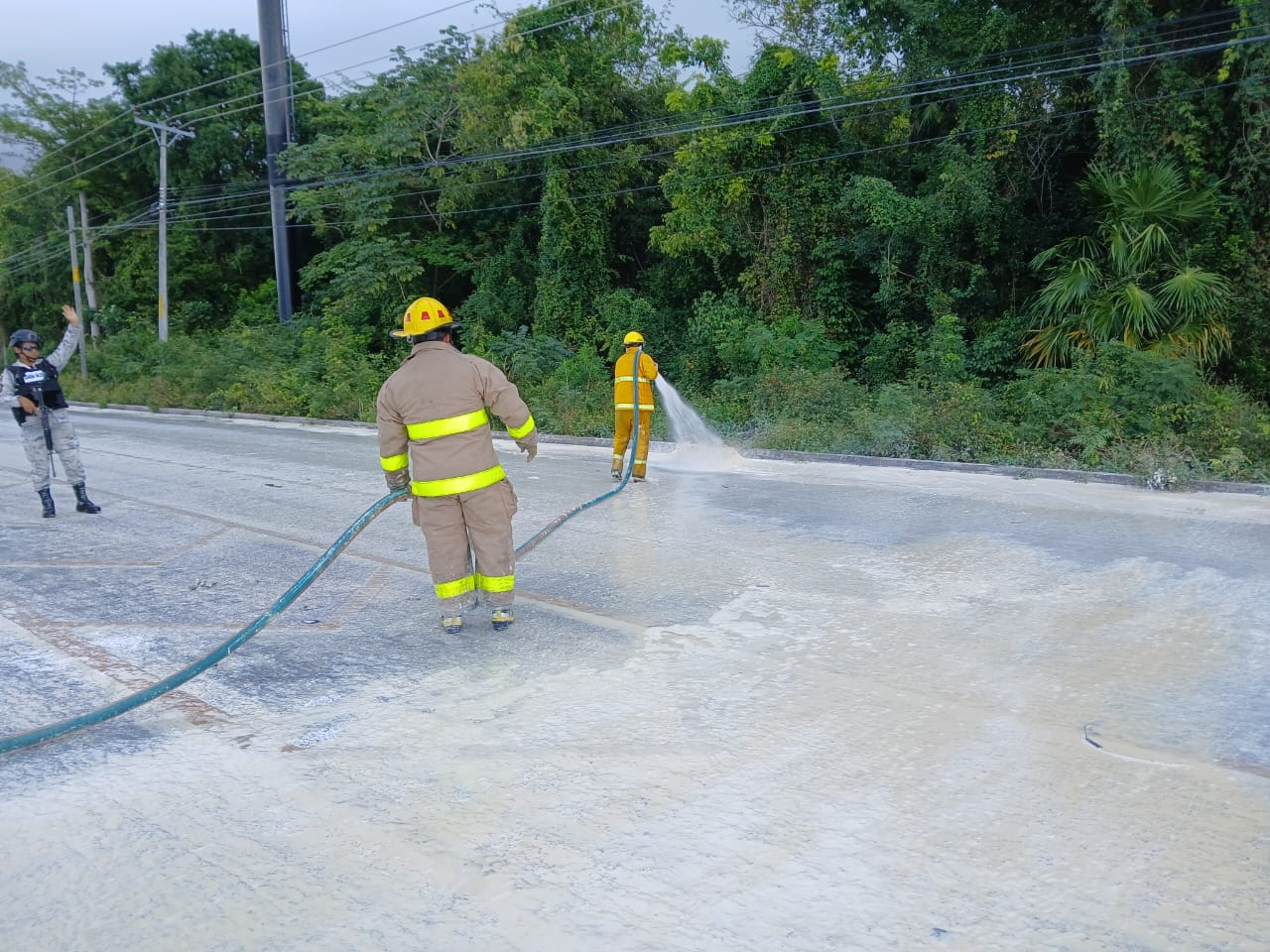 Para realizar la limpieza de la carretera, se usaron 20 mil litros de agua