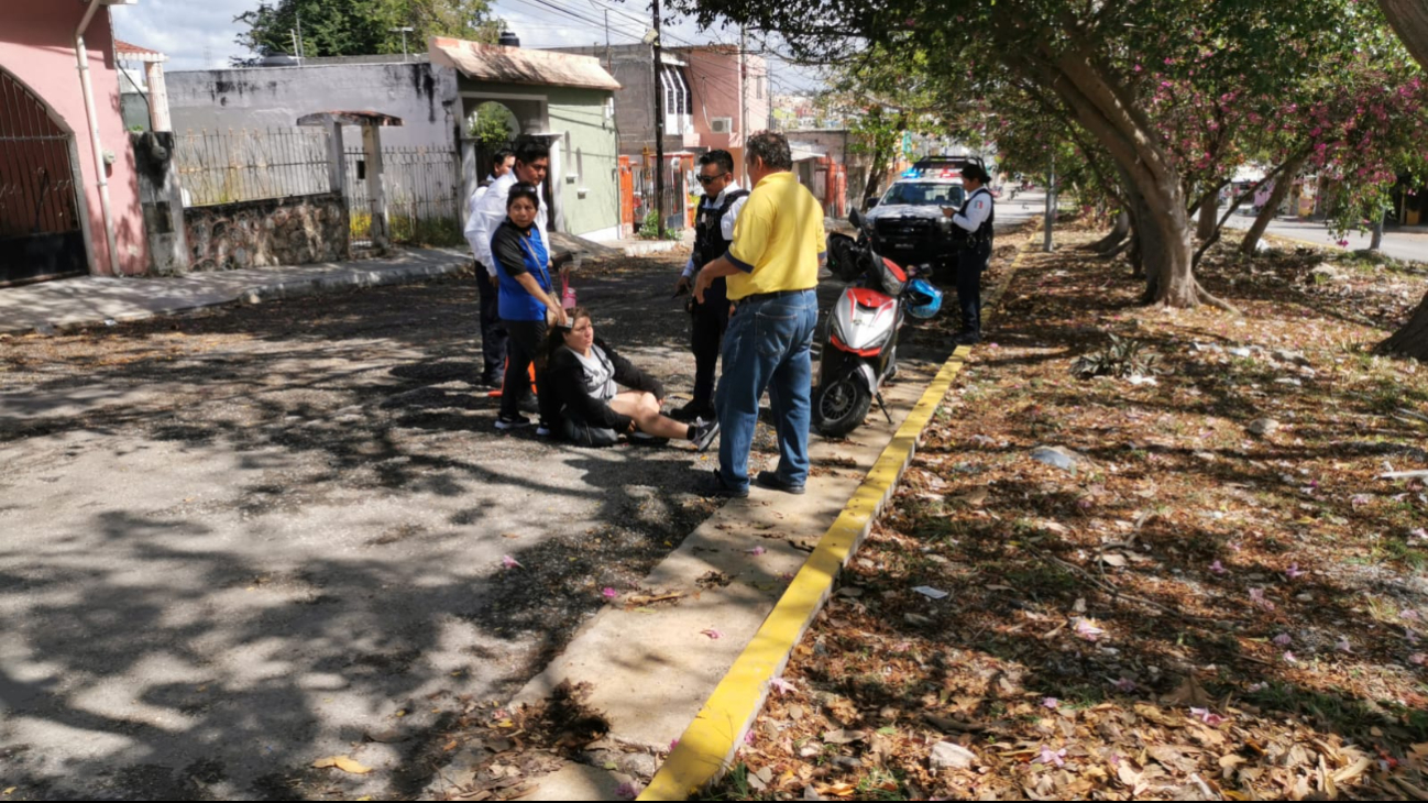 Campechana termina con posible fractura tras derrapar en su motocicleta