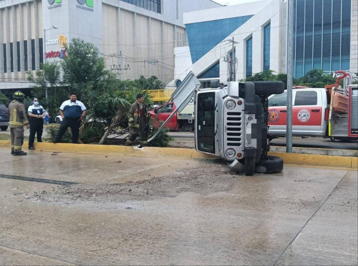 Aparatosa volcadura de Jeep en las Americas de Cancún