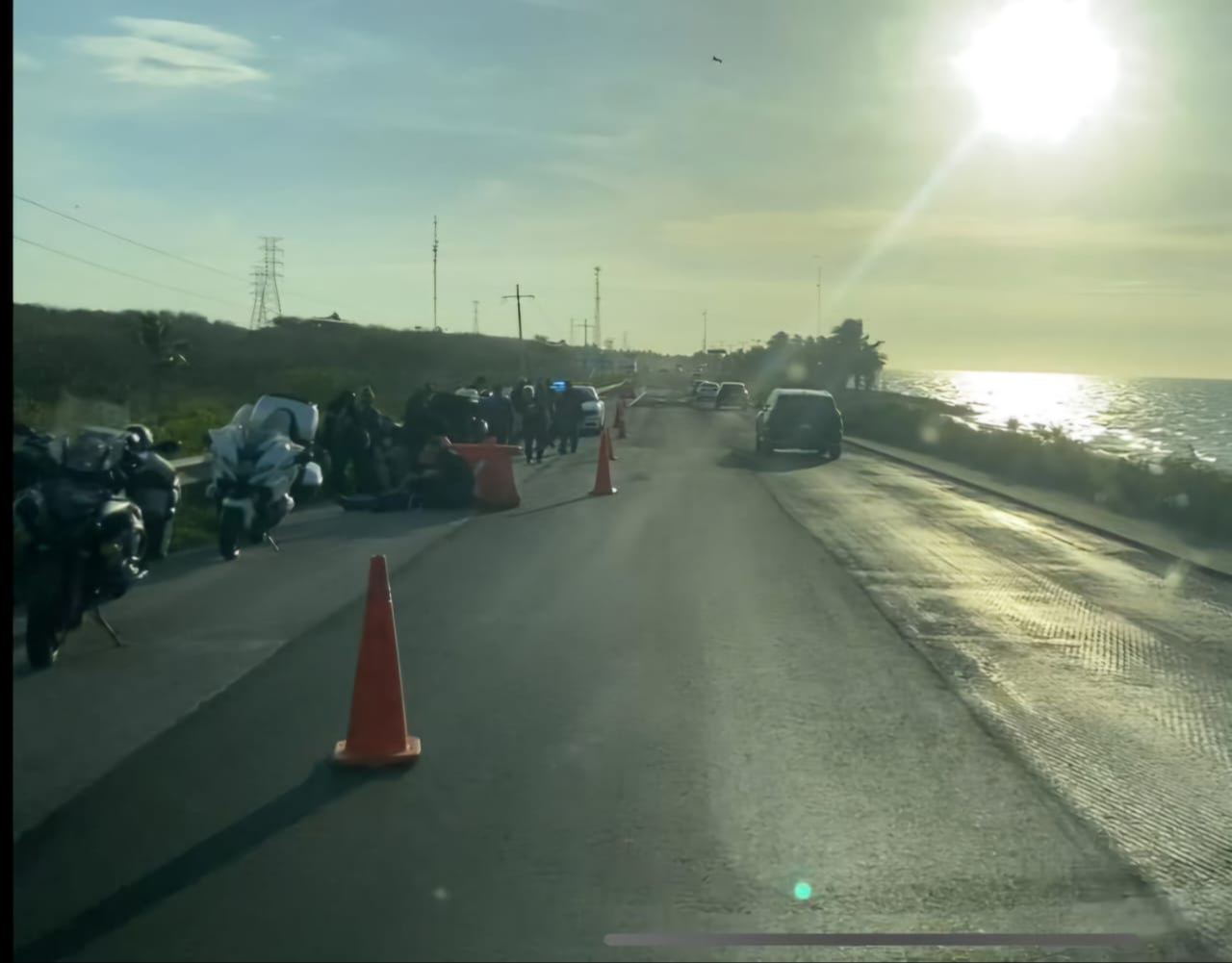 Tres personas resultaron lesionadas en un accidente de moto debido a malas condiciones del pavimento