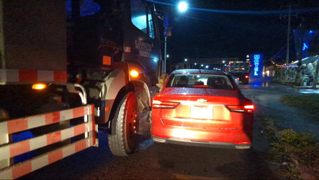 Choque entre camión del ejército y automóvil particular causa caos vehicular en Ciudad del Carmen