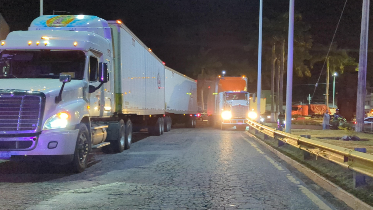 Cierre de avenida genera movilización y caos vial.