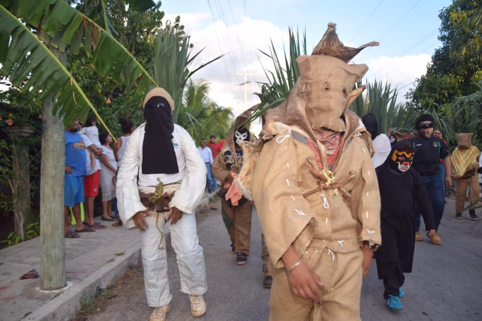 Durante el carnaval, hay desfiles con música, especialmente cumbia, y bebidas tradicionales