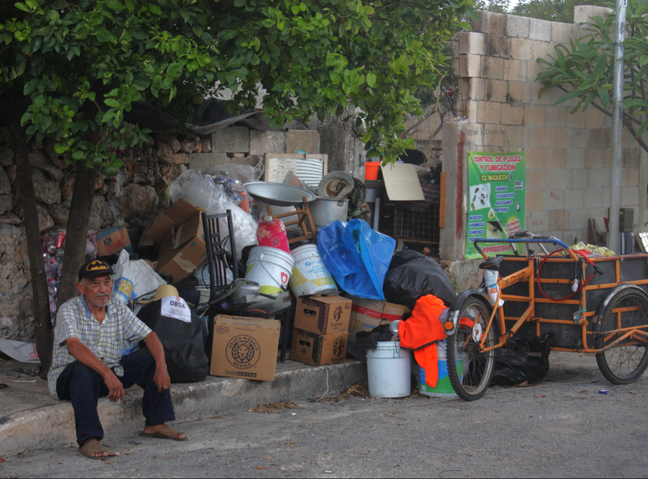 Las pertenencias del abuelito fueron sacadas a la calle