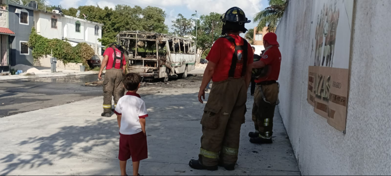 Padres de familia de escuela secundaria alertaron a emergencias sobre el incendio