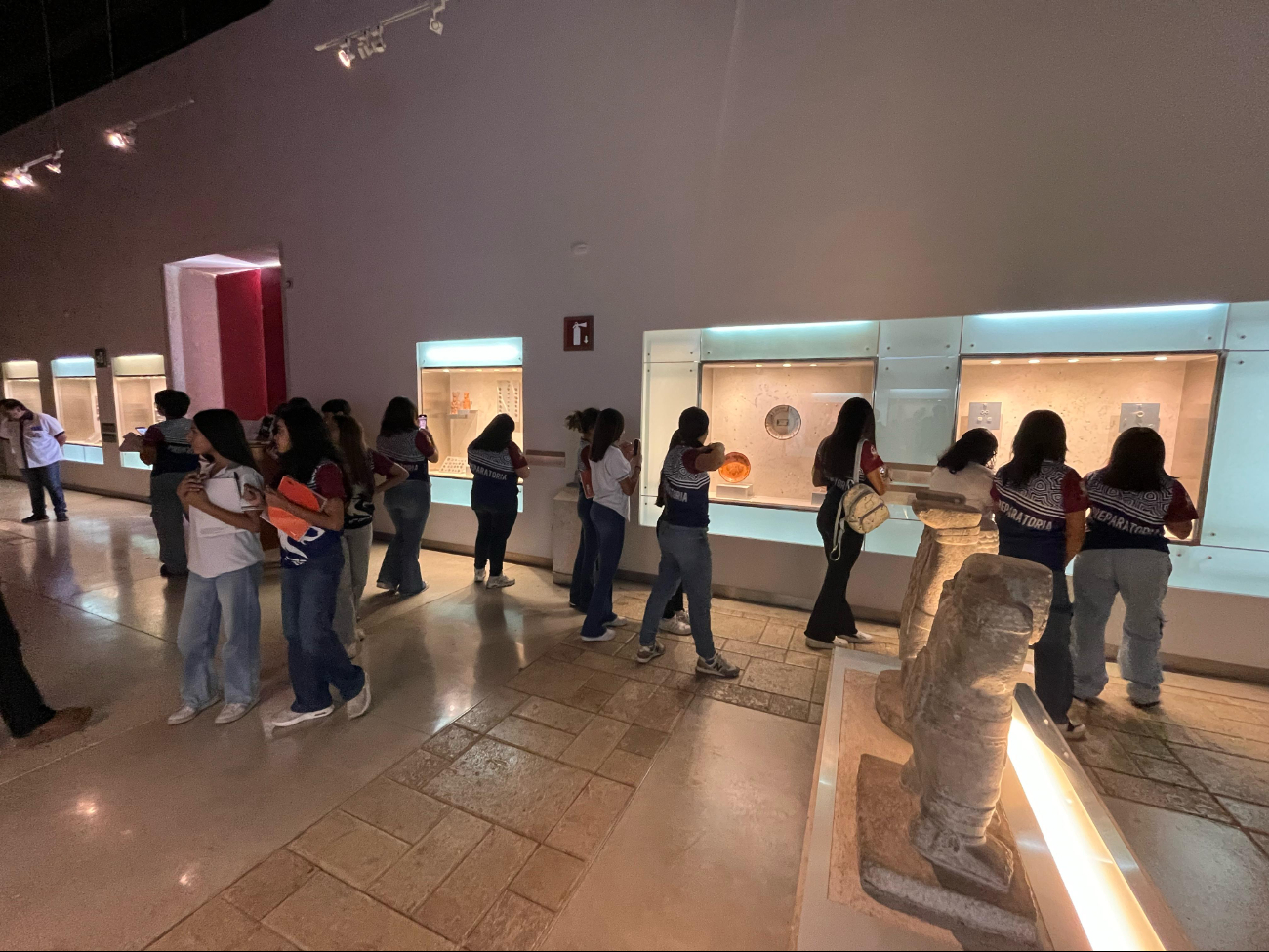 Alumnos preparatorianos del Centro Educativo Motuleño fueron de los primeros en ingresar al museo