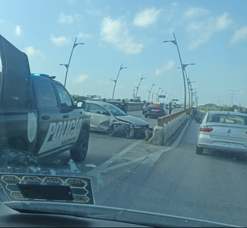 Accidente en  Playa del Carmen: Choque entre dos vehículos causa tráfico en el boulevard 