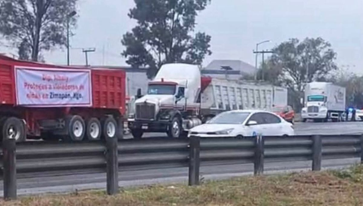 Decenas de tráileres y camiones torton avanzaron en caravana lenta, ocupando carriles completos