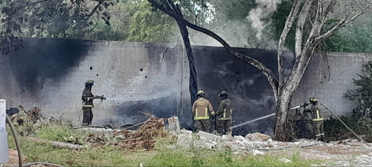 El Heroico Cuerpo de Bomberos de Cancún acudió a controlar la situación.