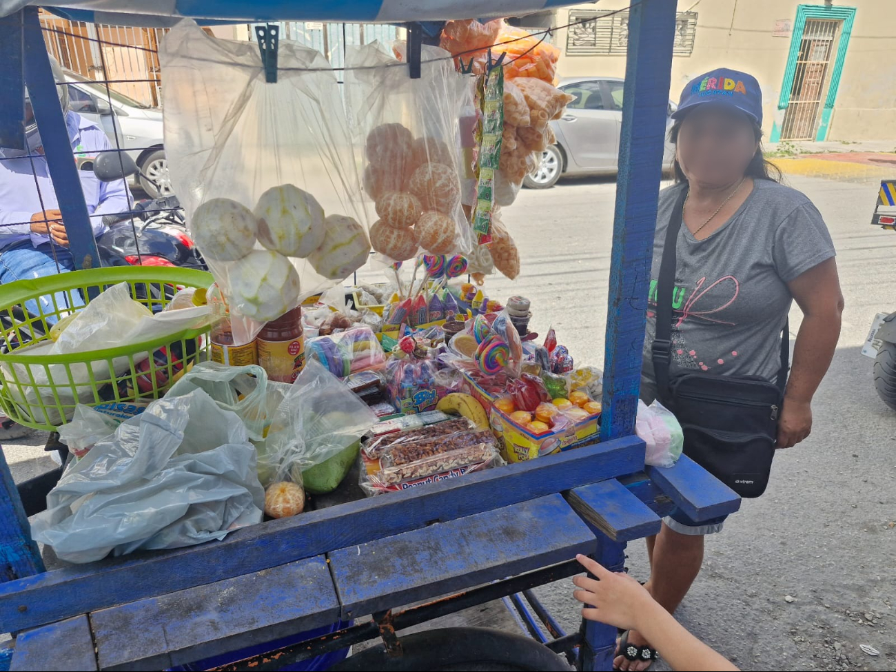 La abuelita de Ricardo se dedica al comercio informal en Progreso