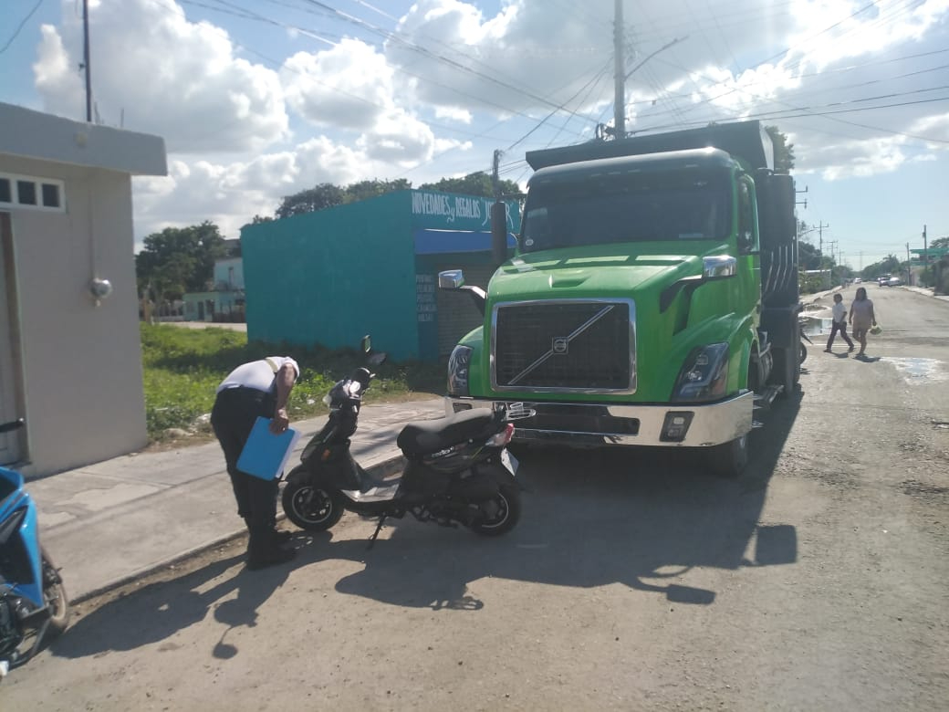 Falta de señalamientos viales provoca choque en Sabancuy 