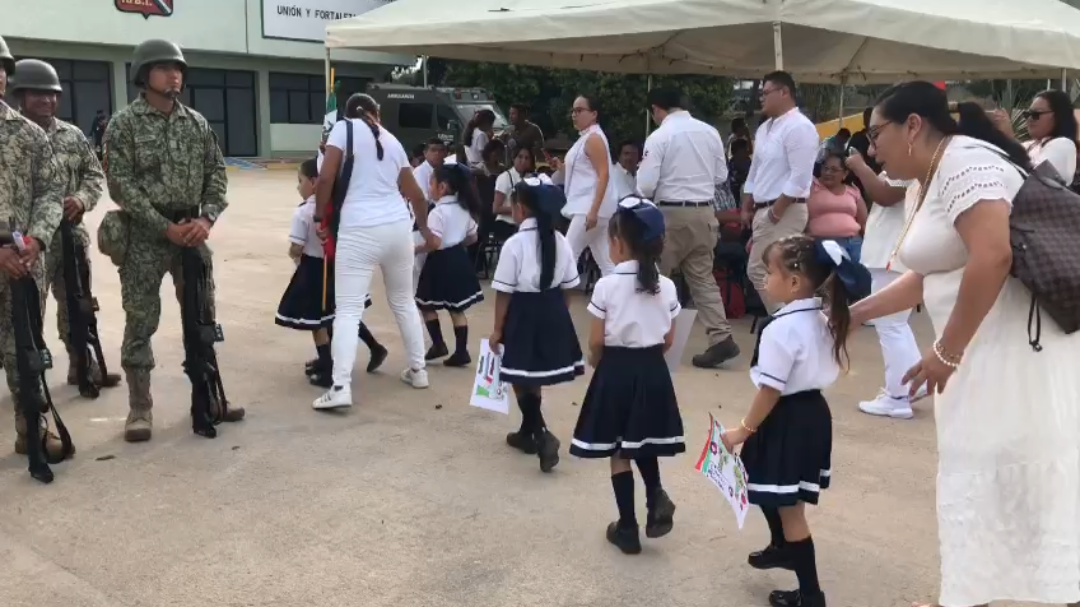 Acompañados de sus padres, los pequeños rindieron tributo al lábaro patrio y obsequiaron dibujos a los militares.