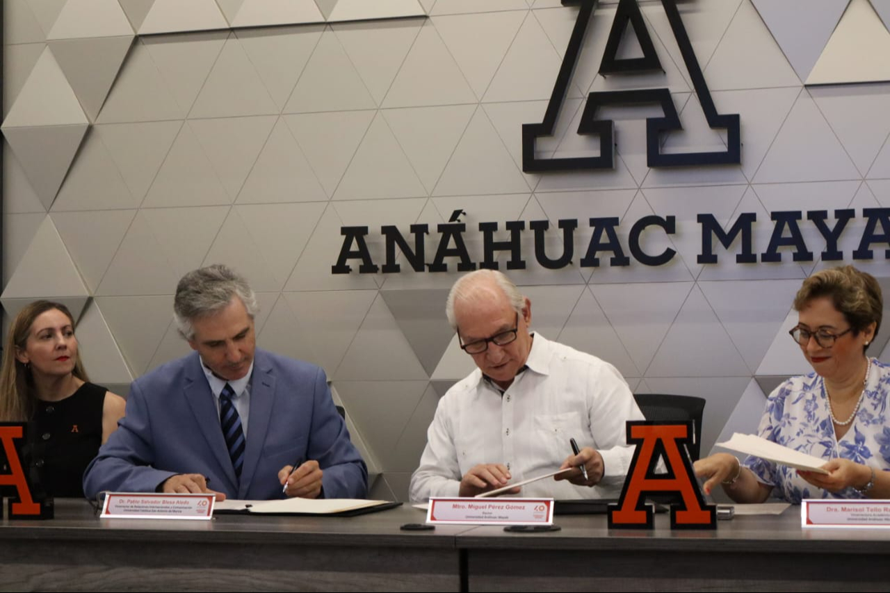 El convenio lo firmaron el rector de la Anáhuac Mayab, Miguel Pérez Gómez, y Salvador Blesa Aledo, decano de la Facultad de Ciencias Sociales de la Universidad Católica