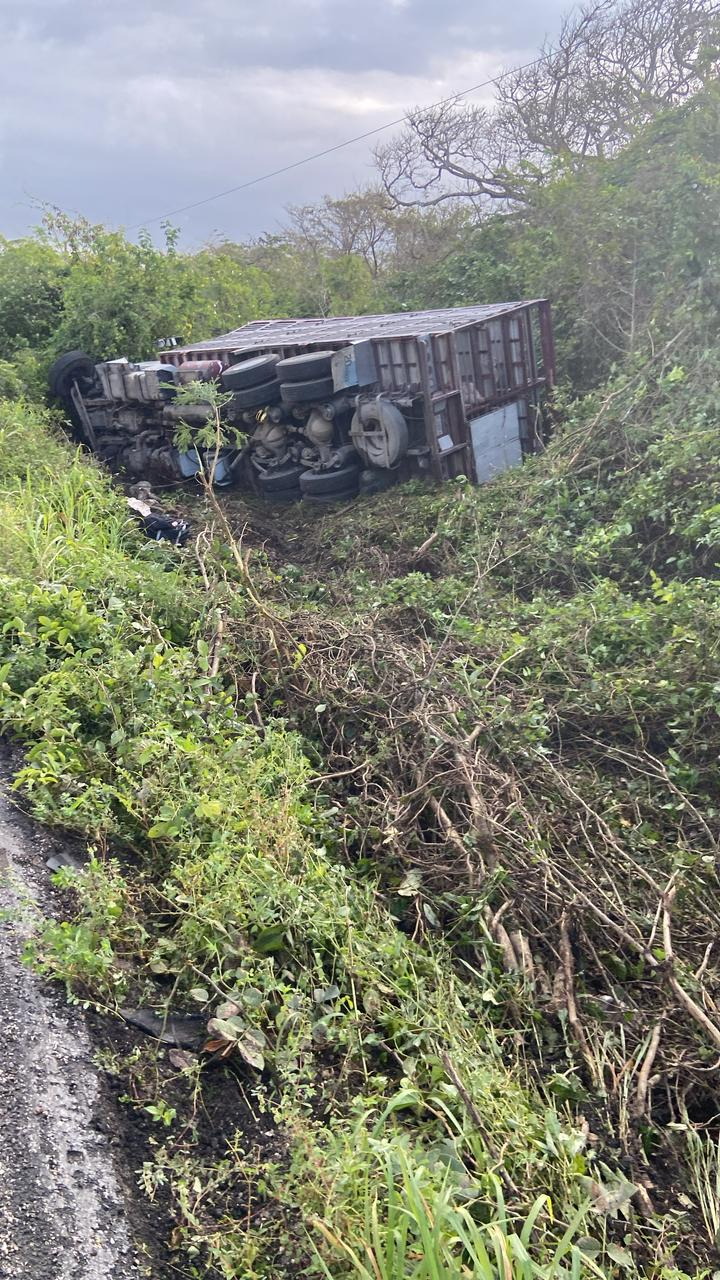 Chofer Dormido Provoca Accidente en Carretera