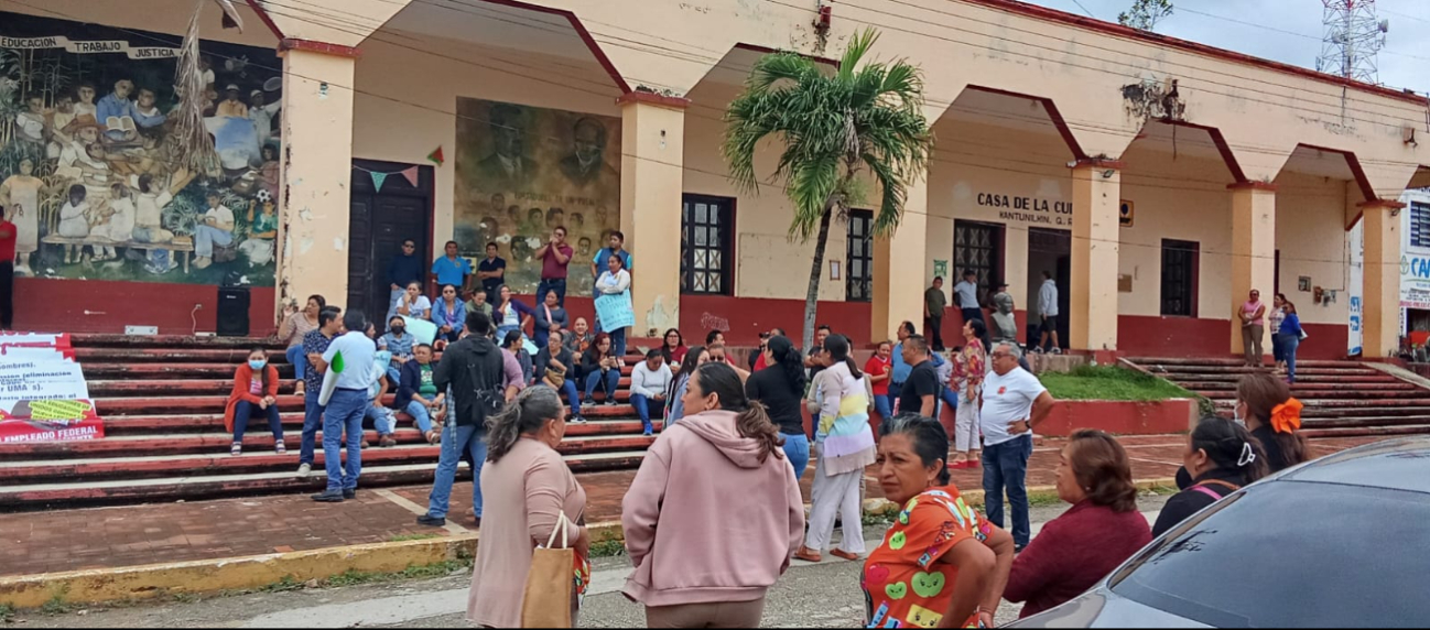 Docentes se reunieron en la mañana frente a la casa de la cultura para dar inicio al recorrido