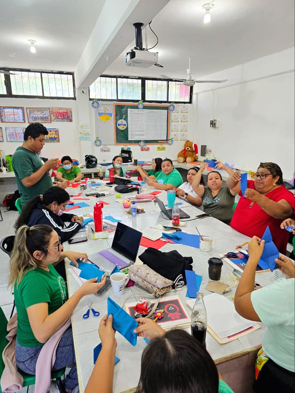 Docentes temen por descuentos y reducción de bonos.