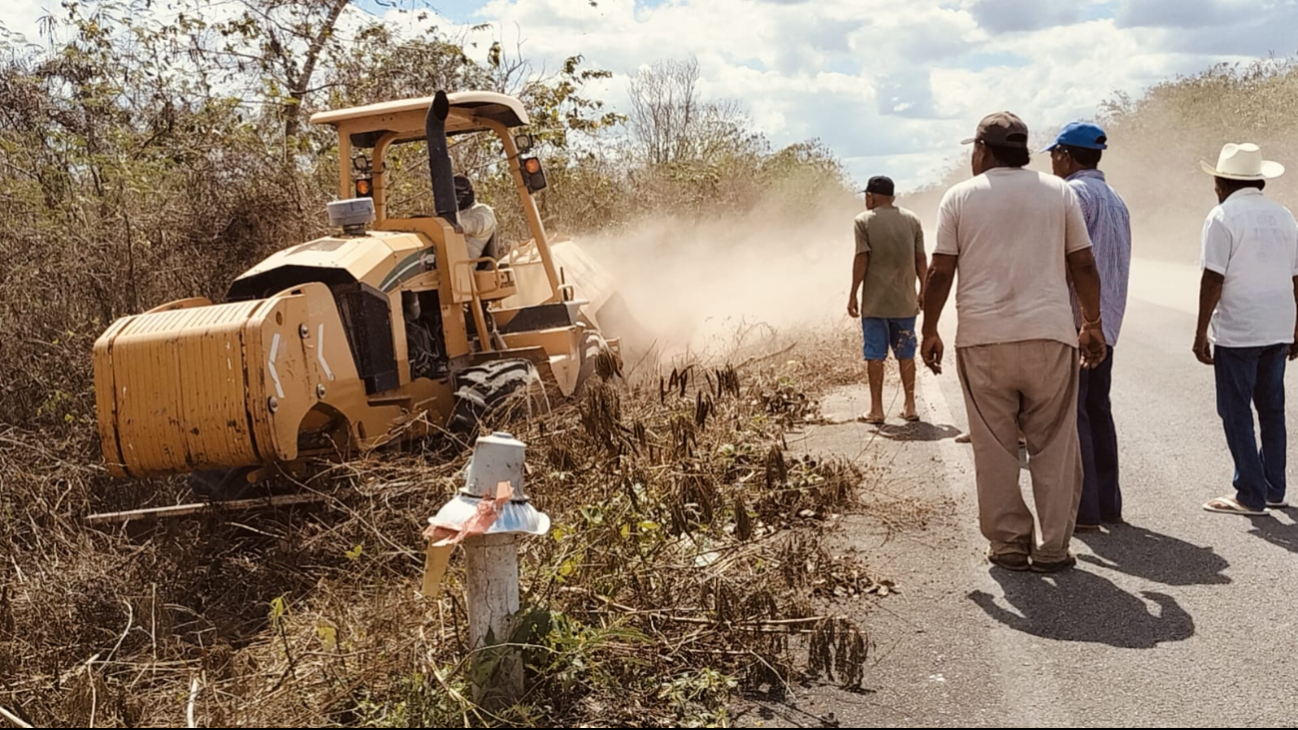 Ejidatarios casi golpean al operador de una maquinaria que realizaba canales para instalar tubos