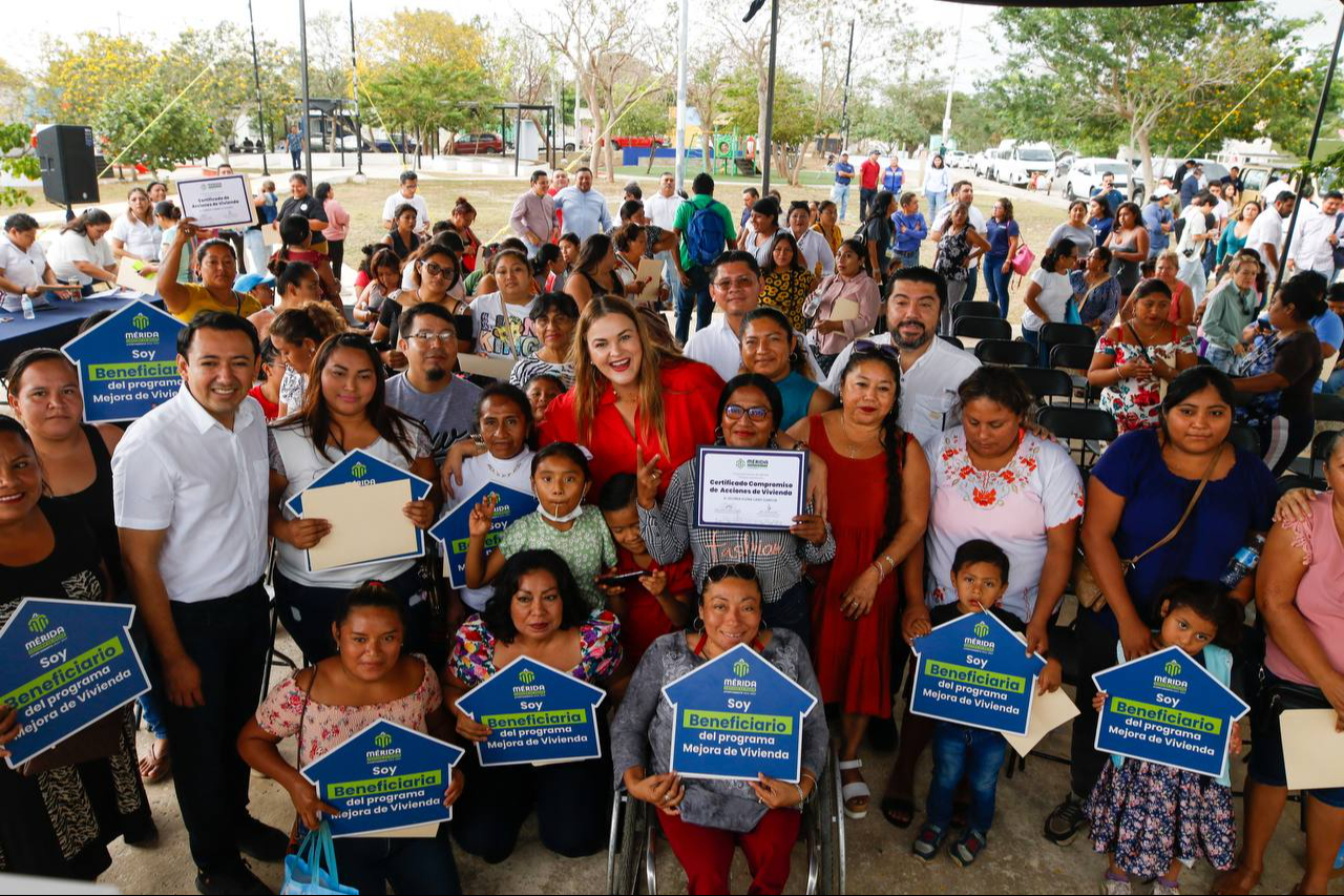 Entregan nuevas viviendas a 68 familias de San José Tecoh en Mérida 