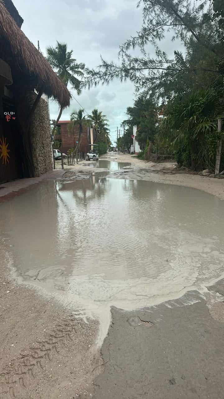 La acumulación de agua y el paso de vehículos, deteriora las calles de Holbox