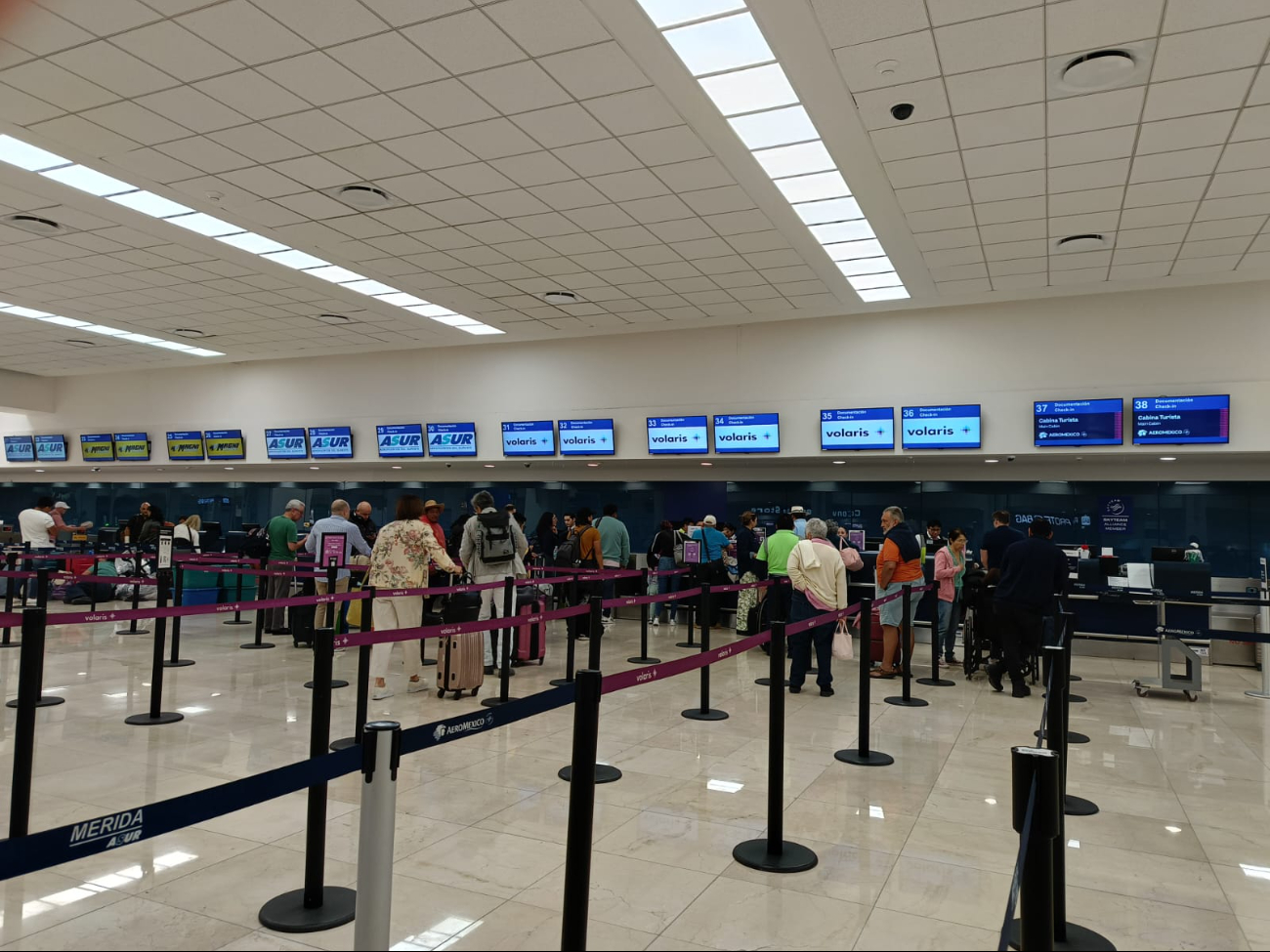 Se mantiene regular afluencia de pasajeros en el aeropuerto de Mérida