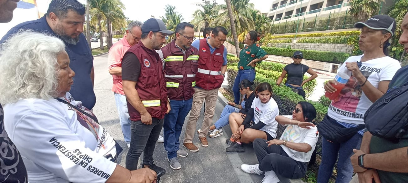  "Madres Buscadoras de Isla Mujeres" bloquean avenida Kukulcán 