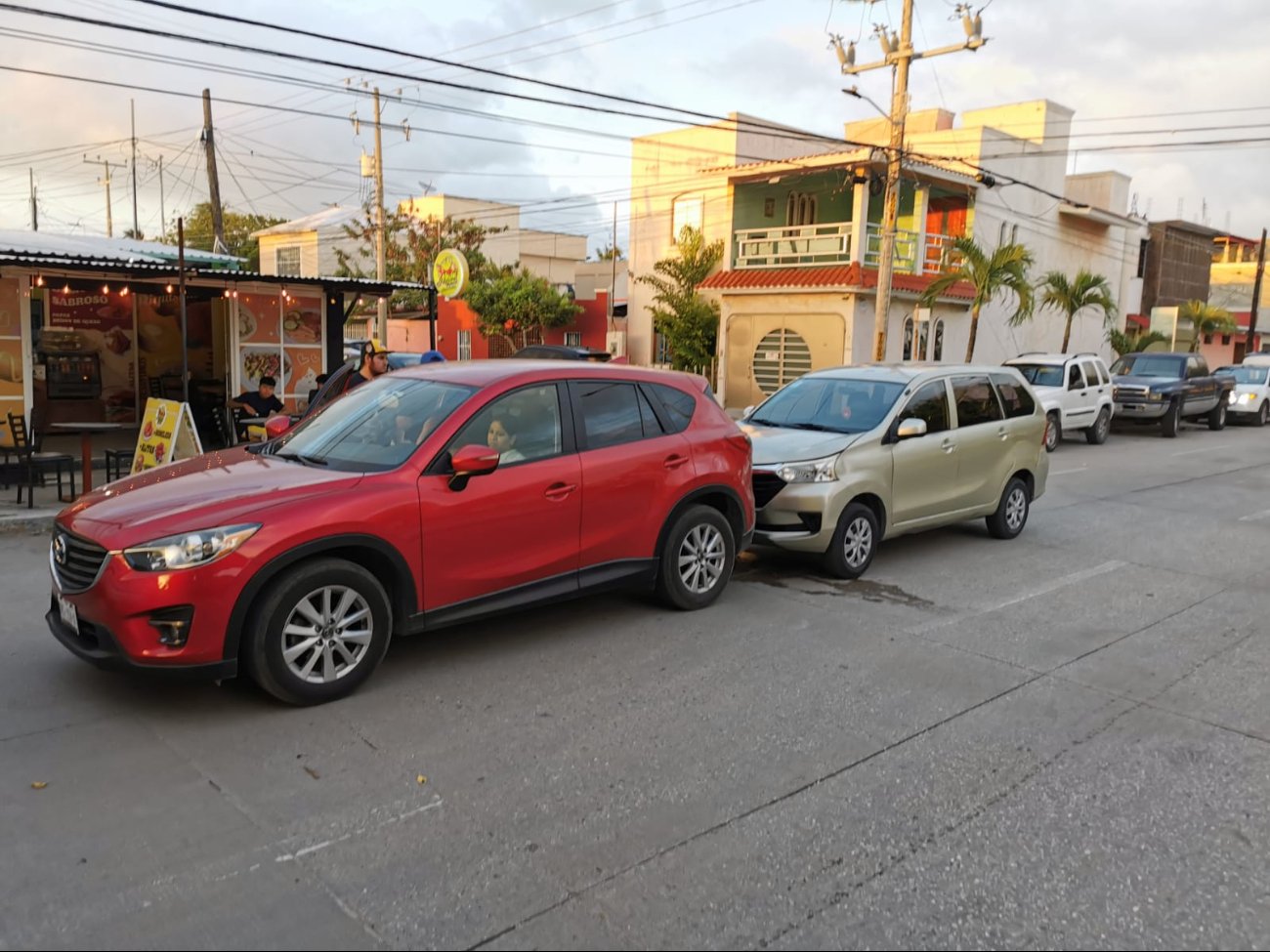 Choque de camionetas en parque central.